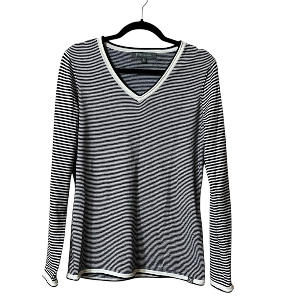 Title Nine Black & White Striped V-Neck Long Sleeve Top